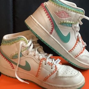 Big Kids Air Jordan 1 SE Size 4 Mid